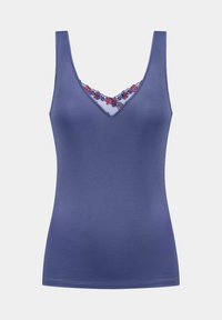 Top w dekoltem w serek w głębokim niebieskim kolorze. Posiada delikatne koronkowe wykończenie przy dekolcie. Miękka tekstura z dopasowanym krojem.