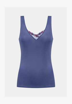 V-hals tanktop van een diepe blauwe stof. Voorzien van delicate bloemenkant trim rond de halslijn. Zachte textuur met een aansluitende pasvorm.