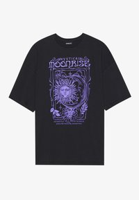 Černé oversized tričko s fialovým mystickým vzorem východu měsíce, doplněné slunečními a květinovými akcenty, a textem v ozdobném písmu.