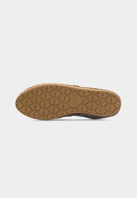 Σόλα παπουτσιού με σχέδιο πέλματος σε σχήμα καρδιάς, που διαθέτει μια μεγάλη καρδιά με την επιγραφή "LOVE MOSCHINO" και το μέγεθος "37" που είναι χαραγμένα σε ταμπά καουτσούκ.