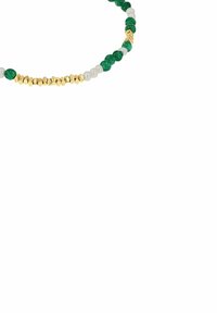 Collar de cuentas verdes y blancas con acentos dorados, compuesto por cuentas redondas, texturizadas y hexagonales dispuestas en un patrón repetitivo.