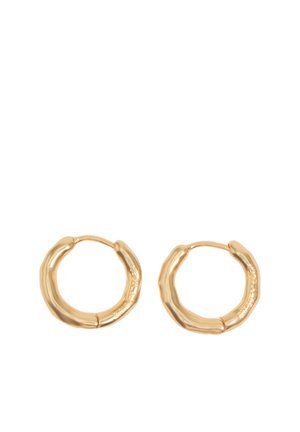 Par de pequeños pendientes de aro texturizados en tono dorado con cierre de broche sobre fondo blanco.