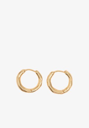 Par de pequeños pendientes de aro texturizados en tono dorado con cierre de broche sobre fondo blanco.