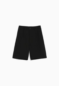 Černé přizpůsobené šortky ke kolenům s knoflíkovým zapínáním a bočními kapsami na bílém pozadí.