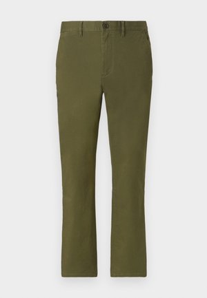 Chinos verde oliva con corte recto, hechos de una tela suave. Cuentan con cierre de botón, presillas para cinturón y bolsillos laterales.