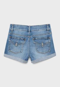 Shorts en denim bleu avec ourlets retroussés, deux poches arrière à boutons, passants de ceinture et coutures apparentes sur fond blanc.
