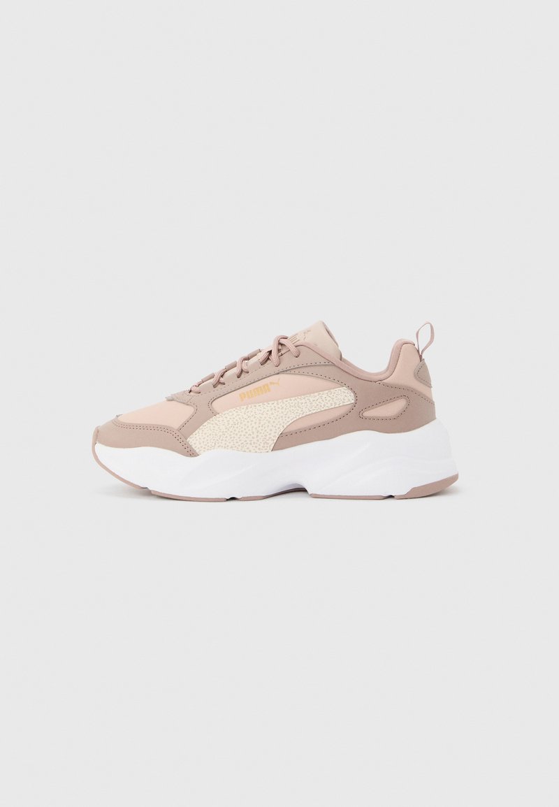 Μπεζ και άσπρο αθλητικό παπούτσι Puma με χοντρή λευκή σόλα, υφασμένο πλαϊνό πάνελ, κλείσιμο με κορδόνια και θηλιά στο πίσω μέρος.