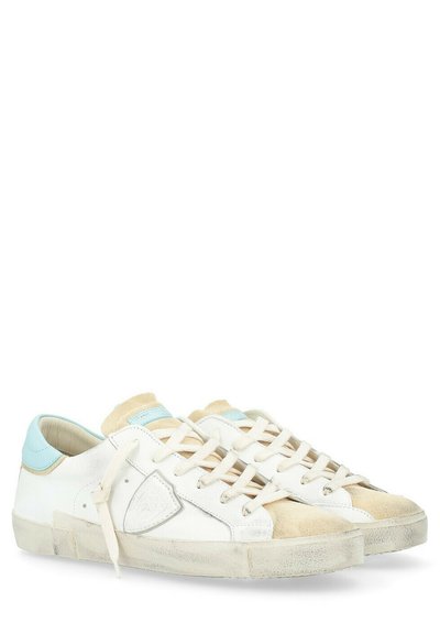 Sneakers in pelle bianca con accenti azzurri, punte in suede e dettagli beige. Presentano lacci tondi e una suola in gomma testurizzata.