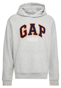 Sudadera gris con capucha que presenta un bolsillo canguro, puños acanalados y un gran logo "GAP" con "PARIS" debajo en blanco. Textura de tela suave.