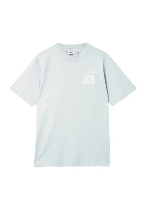 Hellblaues T-Shirt mit kurzen Ärmeln und Rundhalsausschnitt, kleines weißes "Ellesse 1959 Club di Corsa"-Logo auf der linken Brust.