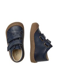 Námořnické kožené boty s hnědými gumovými podrážkami, které mají dvě nastavitelné suché zipy a texturovaný povrch podrážky pro lepší přilnavost.