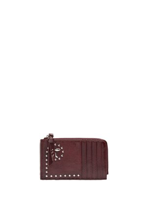 Bordowy skórzany portfel na karty z srebrnymi ćwiekami, zamkiem błyskawicznym i pięcioma przegródkami na karty na białym tle.