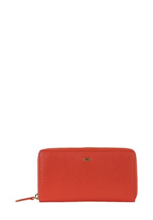 Portafoglio in pelle rossa con superficie testurizzata, chiusura a zip giro, e un piccolo emblema dorato sul davanti. Forma rettangolare, design compatto.