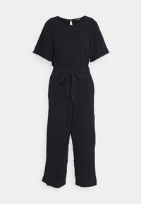 Mono negro hecho de tela suave, con mangas cortas, escote redondo y cinturón atado en la cintura. Diseño de pierna ancha con un sutil corte en la espalda.