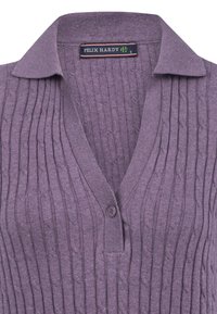 V-hals pullovers in zachte paarse brei, met ribbelstructuur en kabelpatronen. Inclusief een knoop bij de kraag en een merklabel.