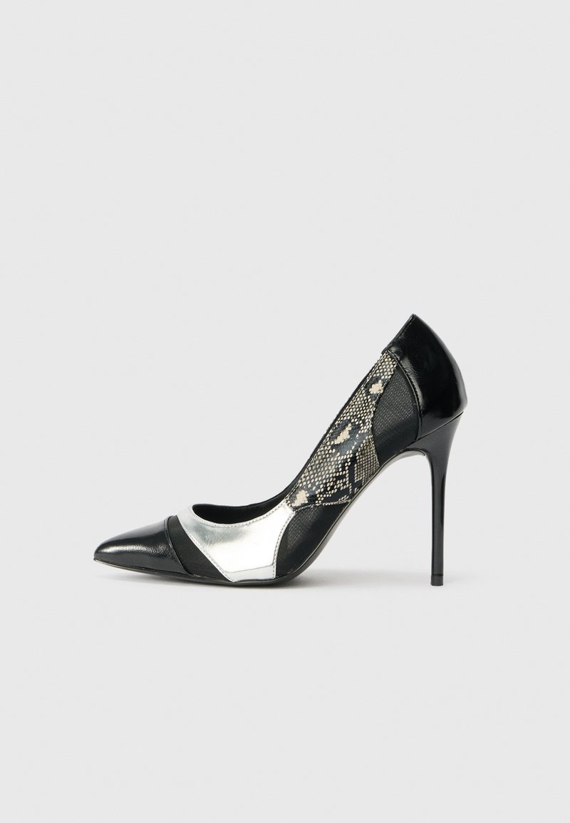 Must musta ja hõbedane kõrge kontsaga pumps terava toe ning närviga külgpaneeliga, millel on madu mustriga disain ja voolujooneline stiletto konts.