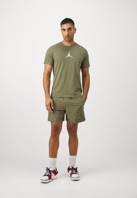 Jordan JUMPMAN SHORT SLEEVE CREW - Spordi T-särk - medium olive/white