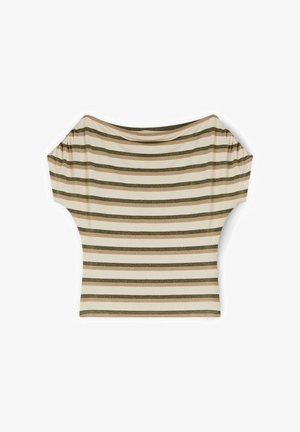 Top beige a maniche corte con strisce orizzontali verde oliva e marrone chiaro, scollo a barca ampio e vestibilità ampia sulle spalle.