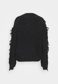 Pull en maille noire à texture tachetée avec détails frangés le long des manches, vu de dos sur un fond blanc.