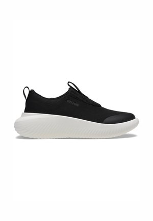 Sneaker nero slip-on con upper testurizzato, dotato di una suola bianca e ondulata e una punta in gomma. Design leggero per il massimo comfort.