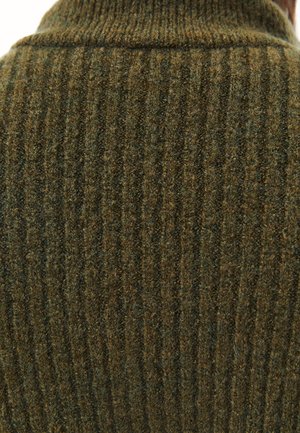 Maglione lavorato a maglia con collo alto, caratterizzato da un motivo a coste testurizzato in tonalità verde scuro e marrone. Materiale in morbida lana.