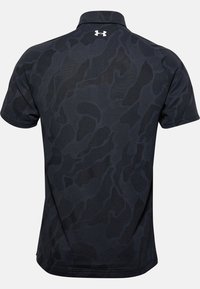 Czarna koszulka polo z teksturowanym wzorem kamuflażowym, krótki rękaw i kołnierzyk. Posiada małe białe logo na plecach, u nasady szyi.