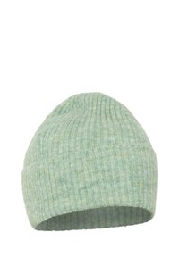 Gorro de punto verde con una textura acanalada, que presenta una parte superior ligeramente suelta y un borde doblado, hecho de material suave y cálido.