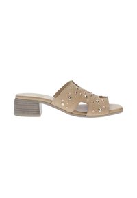 Mule beige aperte con tacco, con tomaia testurizzata arricchita da borchie metalliche e tacco a blocco. Superficie liscia con dettagli di design a taglio.