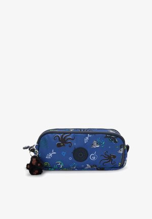 Blauwe etui met ocea-thema patronen, met octopussen en vissen. Inclusief een zwart aapje charm dat aan de rits is bevestigd.