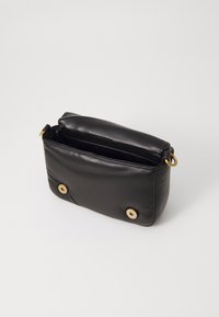 Borsa in pelle nera di forma rettangolare, con chiusura a zip, due dettagli in metallo dorato e una finitura morbida e testurizzata.