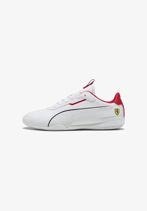 Adidaș alb sport cu accente roșii, laturi perforate și un design elegant. Dispune de o dungă neagră și un logo galben Ferrari pe călcâi.