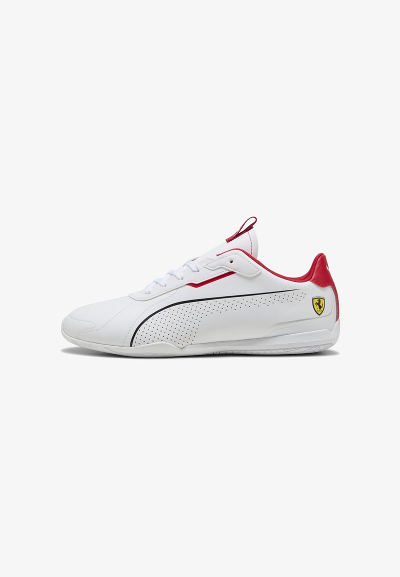Zapatilla deportiva blanca con acentos rojos, lados perforados y un diseño elegante. Presenta una franja negra y un logo de Ferrari amarillo en el talón.