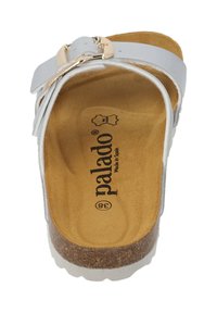 Infradito bianchi con suola in sughero, caratterizzati da una fibbia dorata e una morbida soletta beige con logo del marchio in rilievo.