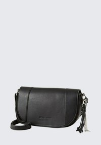 Borsa a spalla in pelle nera con superficie testurizzata, chiusura a patta magnetica e hardware argentato. Presenta una tracolla rimovibile e un dettaglio a frange.