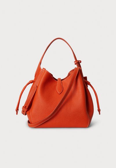 Oranžna usnjena torbica v obliki vedra z teksturirano površino, nastavljivim trakom in zgornjim zapiranjem z vrvico. Poudarki v kontrastnem šivu.