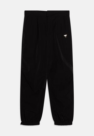 Pantaloni negri cu un față plisată, manșete elastice și buzunare laterale. Dispune de un emblema triunghiulară aproape de talie. Textură netedă.