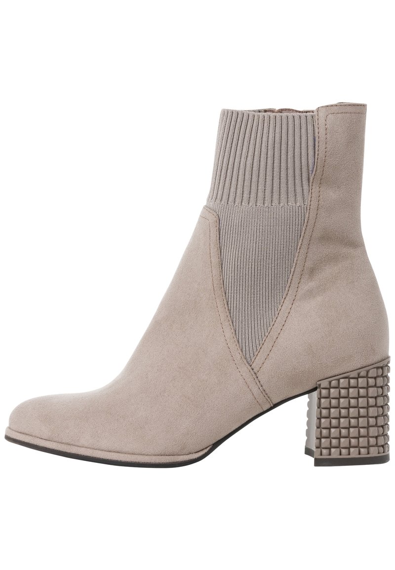 Bottines beiges avec une finition en suède doux, un panneau élastique côtelé, un bout pointu et un talon carré texturé.