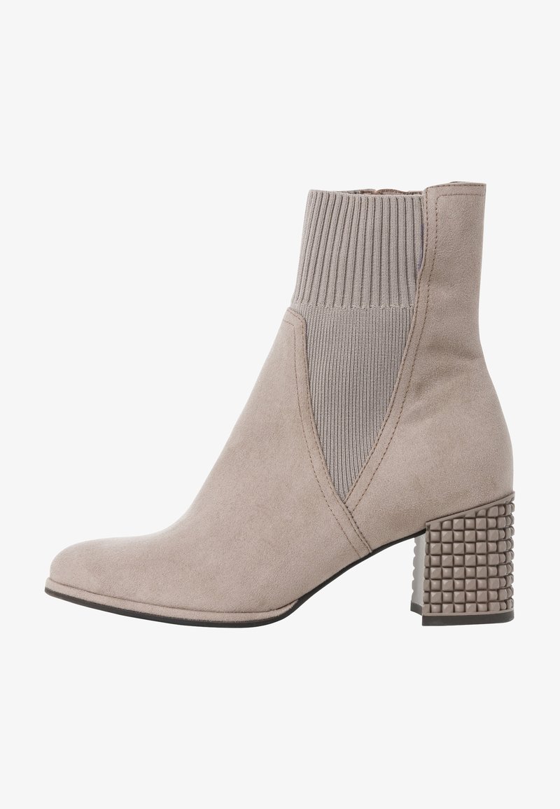 Bottines beiges avec une finition en suède doux, un panneau élastique côtelé, un bout pointu et un talon carré texturé.