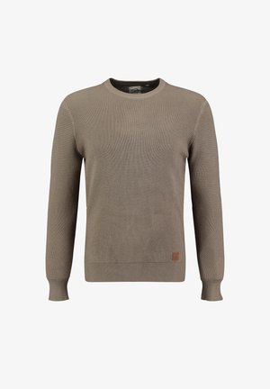 Pull en tricot beige avec un col rond, des manches longues et des poignets côtelés. Présente un motif texturé et une petite étiquette en cuir.