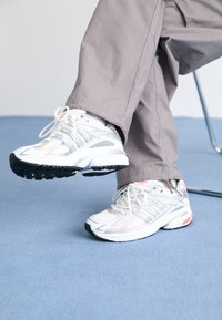 Non sélectionné, footwear white/silver/semi pink spark