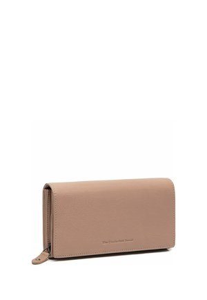 Cartera rectangular de cuero beige con bordes cosidos, bolsillo lateral con cremallera y nombre de la marca en relieve en el frente.