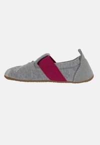 Grauer Stoffschuh mit Wildlederabsatz, pinkem Gummiband und Gummisohle. Verfügt über dekorative Nähte an der Zehe.