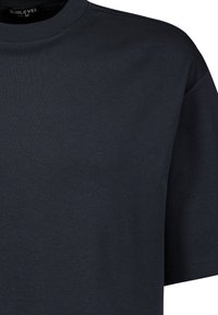 Dunkelblaues Baumwoll-T-Shirt mit Rundhalsausschnitt, kurzen Ärmeln und einer glatten Textur. Verfügt über ein Etikett mit der Größe M.