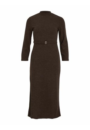Robe longue marron à manches longues avec un col haut, taille cintrée avec une boucle rectangulaire, et une silhouette droite qui atteint le sol.