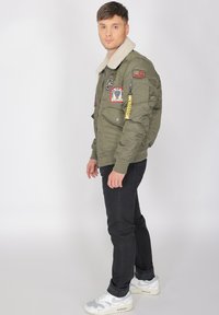 TOP GUN MIT KUNSTFELLKRAGEN - Vinterjacka - olive