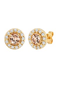 Boucles d'oreilles en métal doré avec une pierre centrale rose entourée de cristaux transparents, dotées d'un design circulaire texturé.