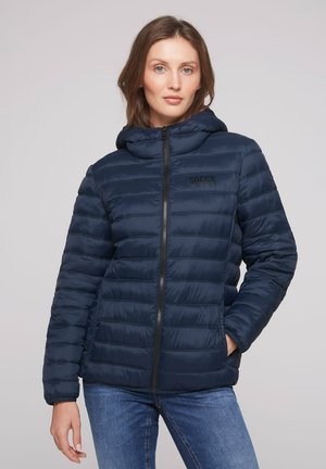 Marineblaue Steppjacke mit Kapuze, ausgestattet mit horizontalem Steppmuster, Frontreißverschluss und Seitentaschen. Das Material wirkt glatt und leicht.