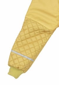 Der ärmellose gelbe Steppjacke hat ein Rautenmuster, elastische Bündchen und einen reflektierenden silbernen Streifen für bessere Sichtbarkeit. Das Material ist weich und langlebig.