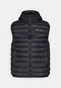 Černá prošívaná vesta s kapucí, má přední zip a vodorovné prošívání. Logo značky viditelné v levém horním rohu.
