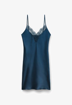 Satinklänning i mörkblått med spetsdetaljer längs halsringningen och tunna justerbara axelband. Slät textur och v-format snitt.